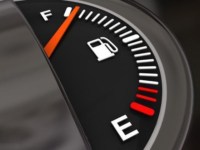 在高速公路上車快沒油了，附近又沒加油站該怎么辦？